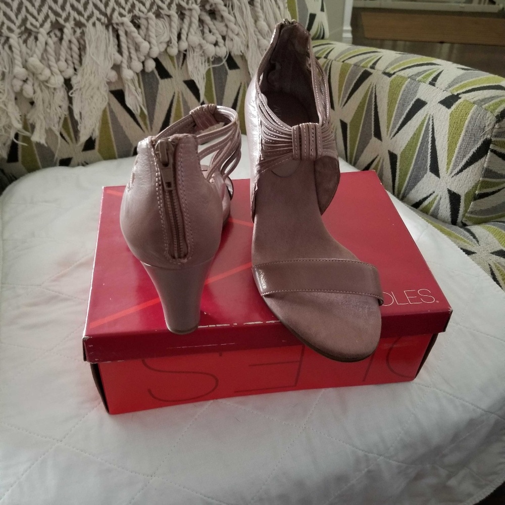 Shoe - Picture 2 of 3